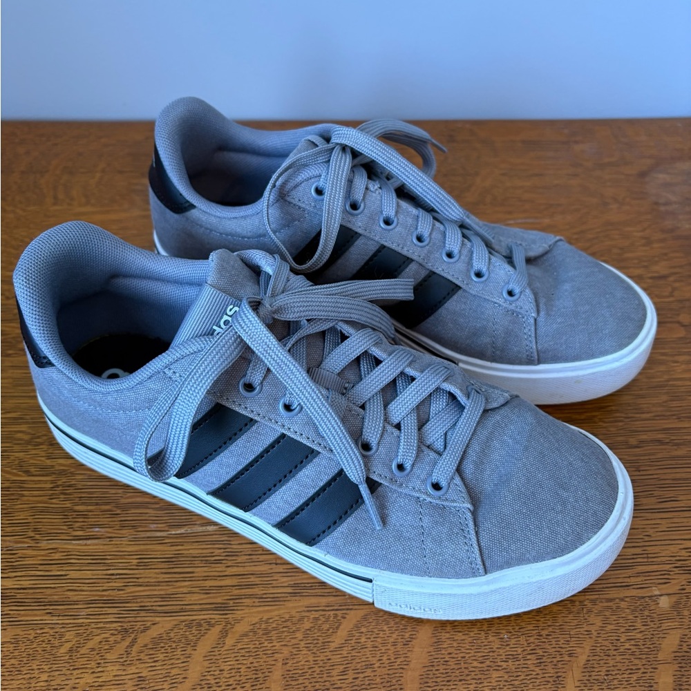 Adidas Daily 4.0 Unisex Gray Black Low Profile Casual Sneaker Lace Up 7.5 or 9 - Picture 3 of 13